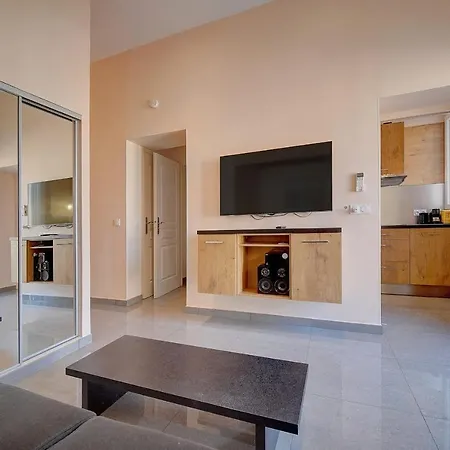 Immogroom- Sublime With Terrace- Close Shopsbar *